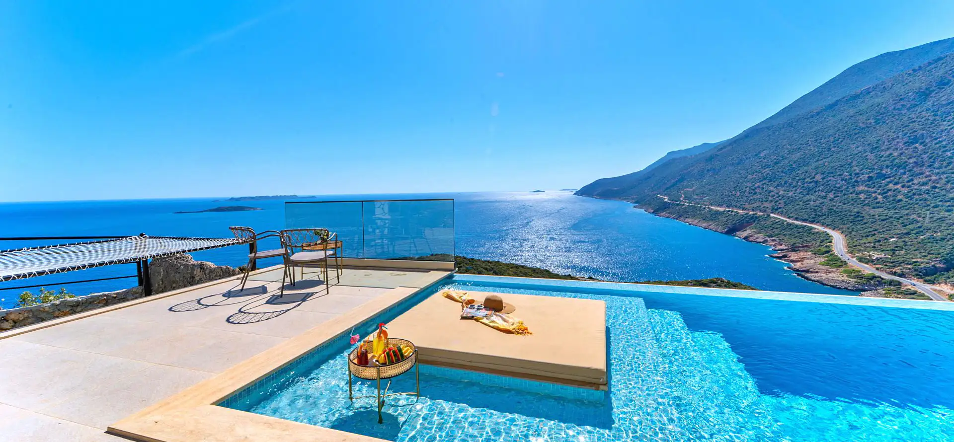 Kaş'ta deniz ve koy manzaralı, sonsuzluk havuzlu villa terası
